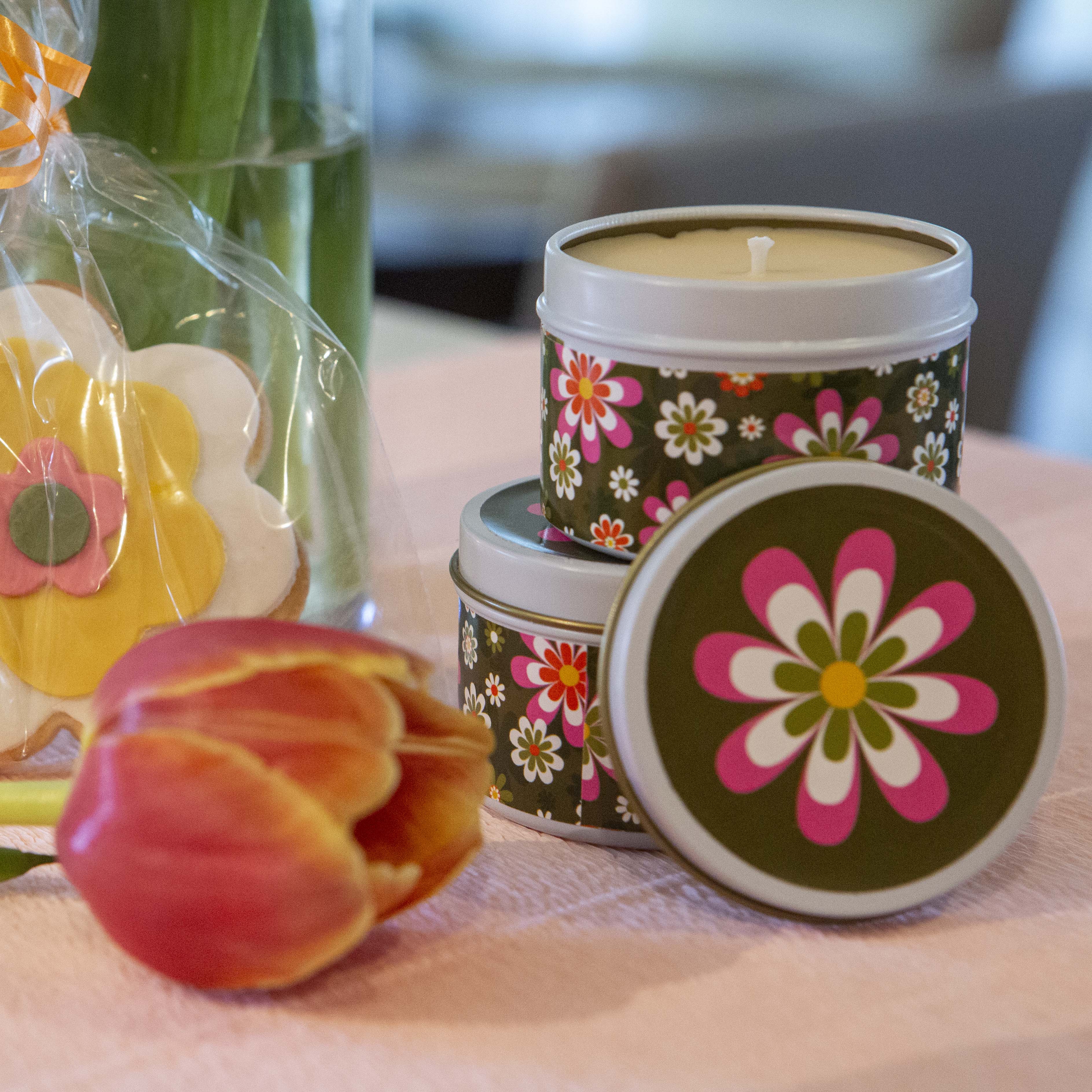 retro flower travel candle